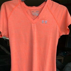 EUC UnderArmour sports tee, semi-fitted, wmn sz S